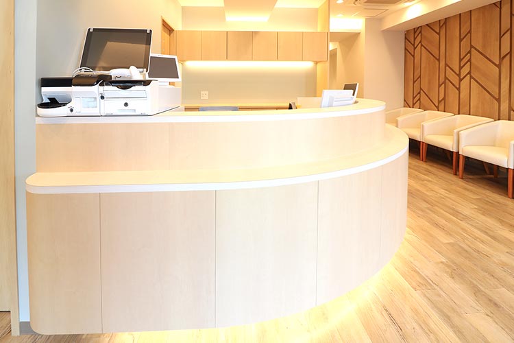 木目調の明るいインテリアが特徴の、温かみのある空間が広がっています。スタッフが親切丁寧に対応いたしますので、何かご不明点がございましたらお気軽にお声掛けください。