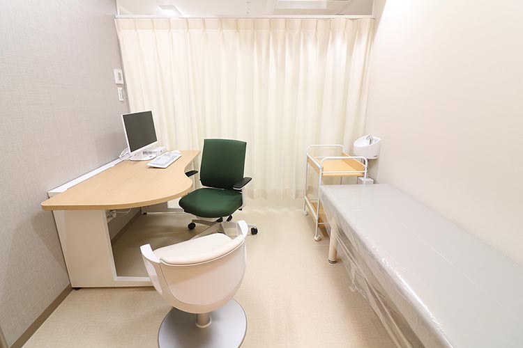 プライバシーを重視した設計で、患者様が安心して診察を受けられる空間となっています。モニターを用いて、目でわかる診療を心掛けています。