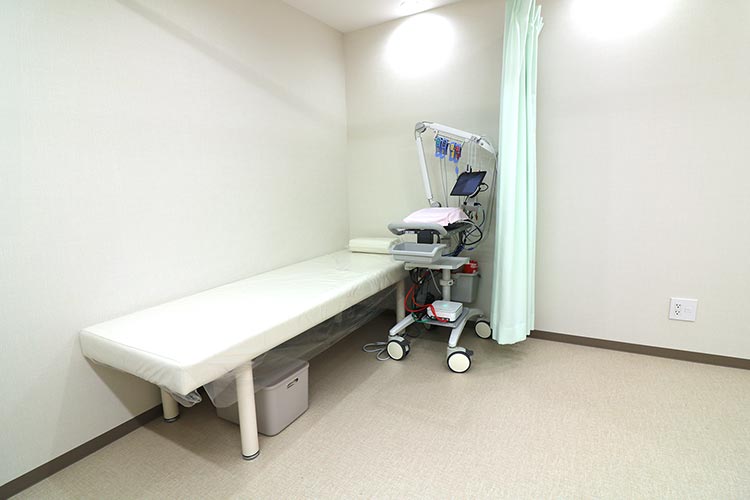 広々とした処置室には、必要な医療機器が整備されています。カーテンにて仕切られているため、リラックスして処置を受けていただけます。