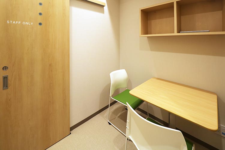 静かで落ち着いた雰囲気の多目的ルーム。栄養相談や個別にお話を伺うため、プライバシーに配慮した個室となっています。