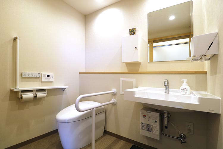 バリアフリーに対応した広々としたパウダールーム。手すりや広めのスペースがあり、どなたでも安心してご利用いただけます。