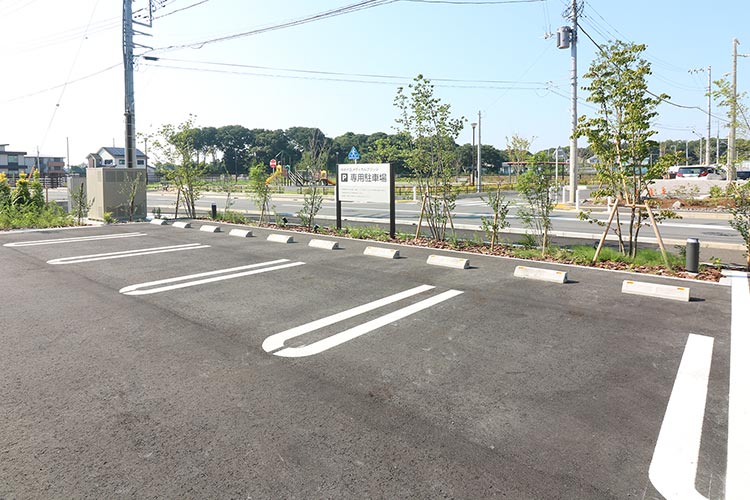 クリニック前には駐車場を5台完備しています。お車でお越しの方も、安心してご利用いただけます。駐車場は広く、車椅子での移動にも配慮された設計となっています。